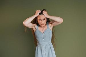 démonstration d'émotions. jeune femme en vêtements décontractés debout à l'intérieur dans le studio photo