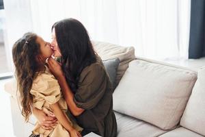 conception de l'amour parental. mère et sa fille passent du temps ensemble à la maison photo