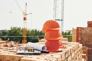 grue est loin. vue rapprochée des casques de protection qui s'étendent sur les briques photo