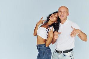 souriant et posant pour la caméra. joyeux couple est ensemble à l'intérieur photo