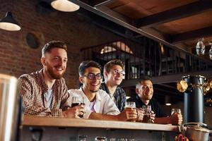 Fans de football. gens en vêtements décontractés assis dans le pub photo