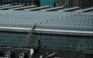 Glasgow, Ecosse, 2020 - panneaux solaires dans une ville photo