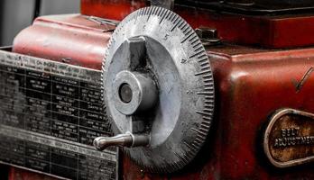 Ancien atelier d'usinage automobile machine à aiguiser la roue de l'indicateur de cadran et la manivelle photo