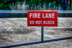 fire lane ne pas bloquer le signe sur une clôture photo