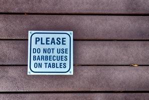 veuillez ne pas utiliser de barbecues sur le panneau de table photo