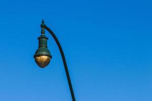 Lampes de rue rétro à l'ancienne contre un ciel bleu photo