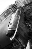 Antique vintage american automobile avec un feu arrière cassé photo