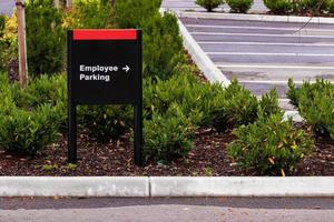 Panneau de stationnement des employés dans un parking avec flèche photo