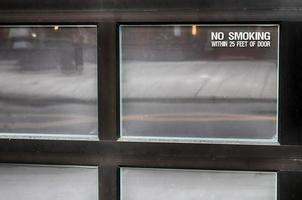 fenêtre abstraite avec panneau non fumeur photo