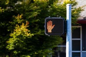 symbole de la main de passage pour piétons signe sur un post photo