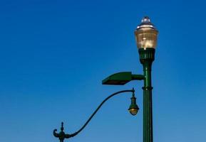 Lampes de rue rétro à l'ancienne contre un ciel bleu photo