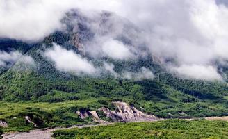 mt. St. vallée de la forêt nuageuse brumeuse de la région d'helens avec rivière photo