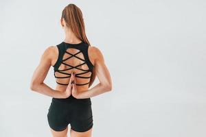 conception d'un mode de vie actif. jeune femme en vêtements sportifs faisant de la gymnastique à l'intérieur photo