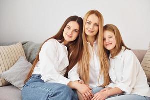 proximité des gens. jeune mère avec ses deux filles à la maison pendant la journée photo