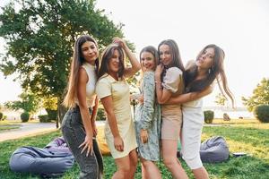 fête des femmes. un groupe de jeunes s'amuse dans le parc pendant la journée d'été photo