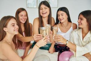 fête avec des ballons. groupe de femmes heureuses qui est à une bachelorette photo