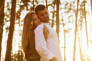 tendresse et bonheur. le couple est à l'extérieur dans la forêt pendant la journée photo