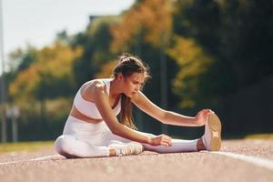 femme en vêtements sportifs fait de l'exercice à l'extérieur photo