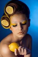 femme avec des fruits dans les cheveux photo