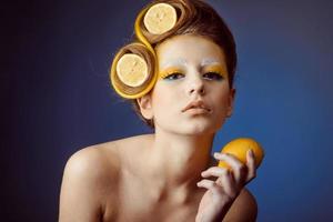 femme avec des fruits dans les cheveux photo