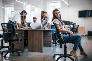 jeunes gens d'affaires travaillant ensemble dans le bureau moderne photo