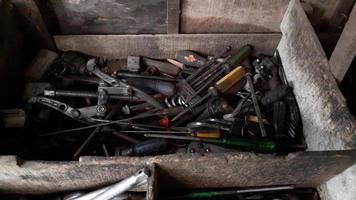 de nombreux outils sont accrochés à un mur en bois. trousse à outils photo