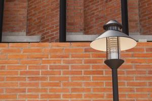 lampe électrique sur un mur de briques rouges, style moderne décoré pour être ancien et rétro. photo