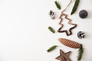 décorations de noël sur fond blanc, vue de dessus photo