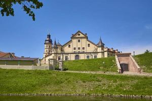 château de nesvizh en été avec un ciel bleu photo