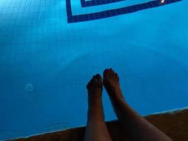 pieds mâles sous l'eau dans la piscine photo