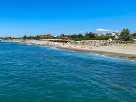 côte de la mer et plage en turquie en vacances dans une station balnéaire paradisiaque et tropicale de l'est photo