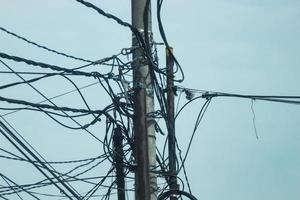 photo de poteaux électriques en désordre