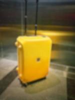 photo floue défocalisée d'une valise jaune