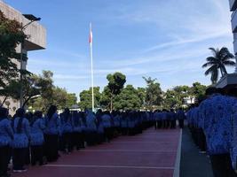 jakarta, indonésie 29 novembre 2022 photo de fonctionnaires indonésiens participant à une cérémonie du drapeau