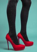 jambe sexy à la mode chaussures rouges talons hauts. photo