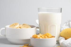 petit-déjeuner cornflakes, banane, lait frais, aliments sains photo