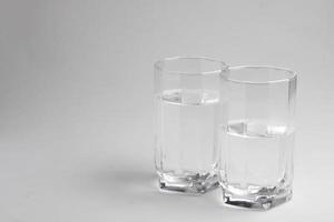 eau potable propre dans un verre transparent photo