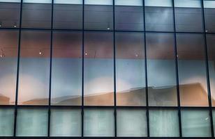 verre de fenêtre de bâtiment abstrait avec des reflets bleu clair photo