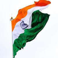 drapeau indien flottant, drapeau indien le jour de l'indépendance et le jour de la république de l'inde, agitant le drapeau indien, har ghar tiranga photo