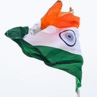 drapeau indien flottant, drapeau indien le jour de l'indépendance et le jour de la république de l'inde, agitant le drapeau indien, har ghar tiranga photo