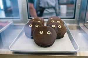 Biscuits savoureux pour la célébration d'Halloween dans une vitrine photo