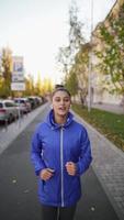 vue de face de belle femme fait du jogging journée d'automne en plein air. photo