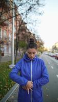 jeune femme installant la montre intelligente de fitness pour courir. photo