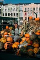 agricultrice tenant une citrouille mûre et montrant ok. photo