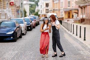 deux jeunes femmes marchant en plein air s'amusant photo