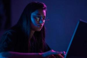 jolie jeune femme travaillant à domicile la nuit. photo