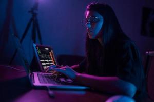 jolie jeune femme travaillant à domicile la nuit. photo