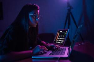 jolie jeune femme travaillant à domicile la nuit. photo