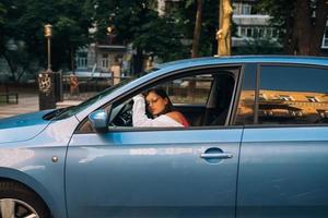 une femme s'est endormie dans une voiture en conduisant photo