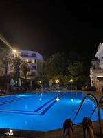 resort de luxe avec piscine et restaurant au crépuscule photo